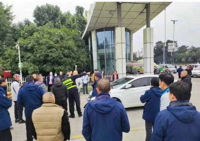 成都大运汽车集团有限公司近日爆发员工集体维权。数百名员工因被长期拖欠工资，聚集在