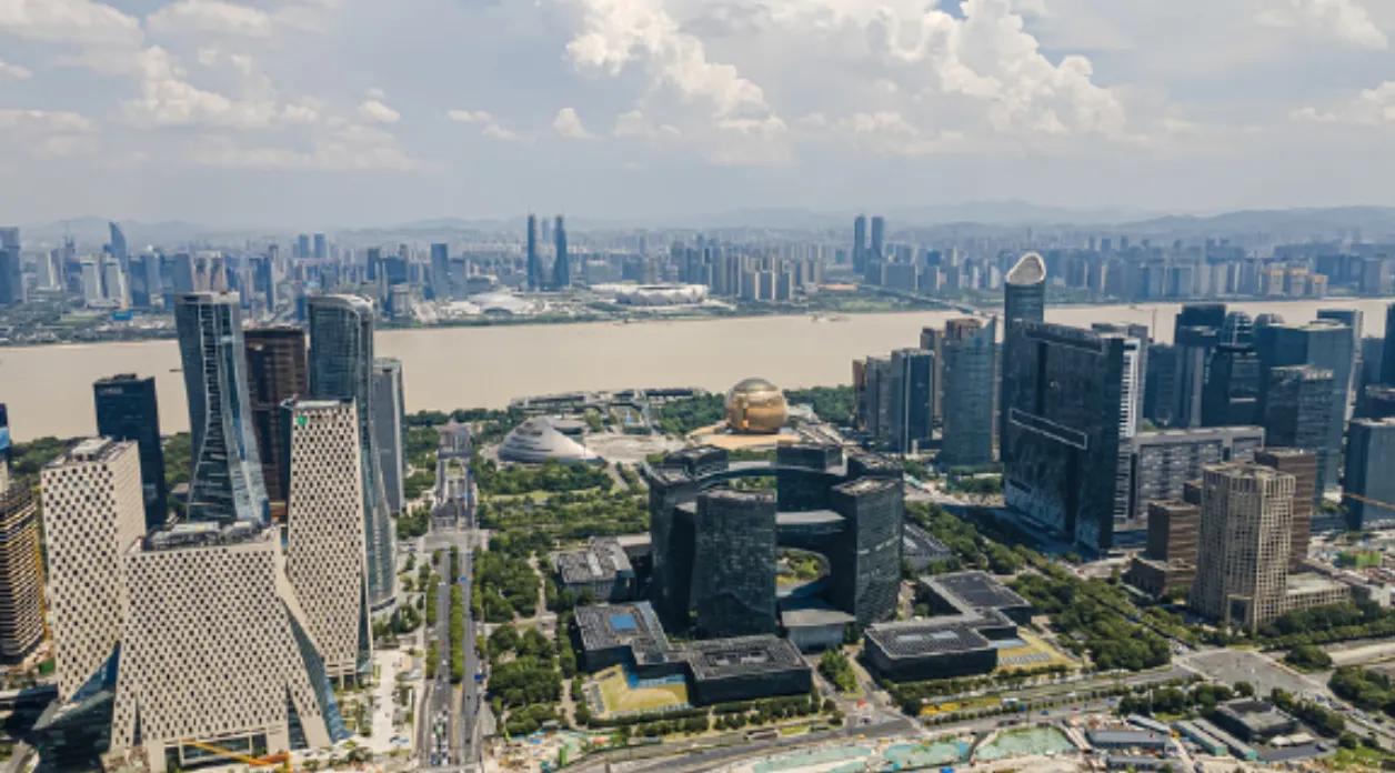 杭州下一步的发展方向主要集中在以下几个方面：


一、产业升级与经济转型

1.
