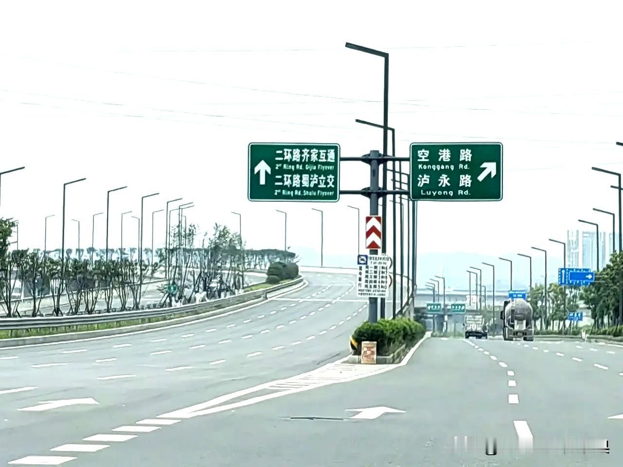 泸州二环路部分路段出现坑洼问题，虽然整体上不会影响出行，但是行车的体验感较以前有