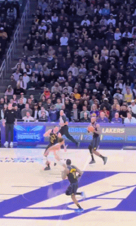 轻松！詹姆斯上演反击滑翔果冻上篮！
在今天NBA常规赛湖人对阵老鹰的第二节比赛中