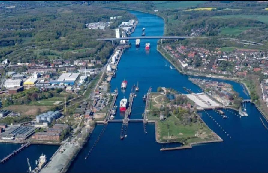 特朗普对中资港口的态度，就是典型的霸权行径。中国造船业连续16年稳坐世界第一，完