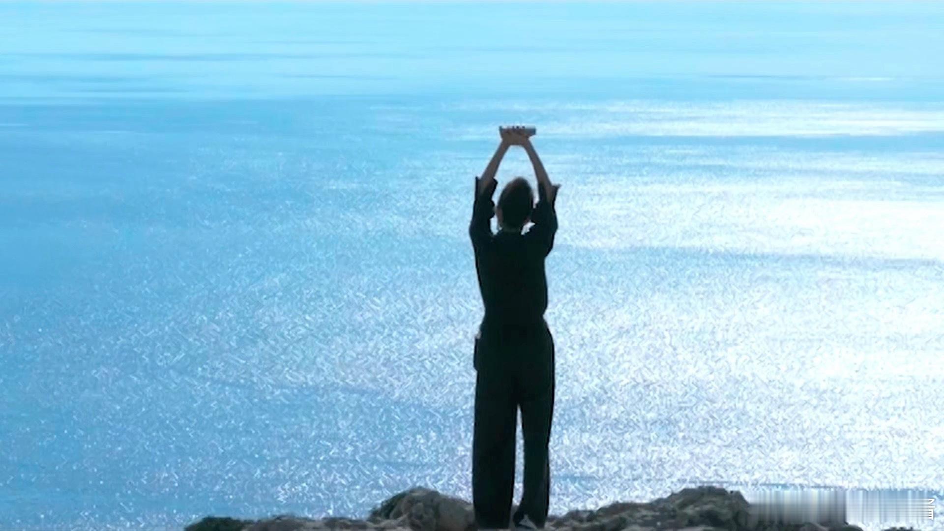 王鸥用行动证明，什么叫对出片的执着！不管在哪，都能凭借绝佳表现力，拍出时尚大片感