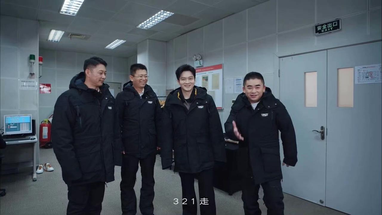 omg第一次看我宝穿中长款羽绒服，好合适！！！往这一站像个公主[大笑][大笑]