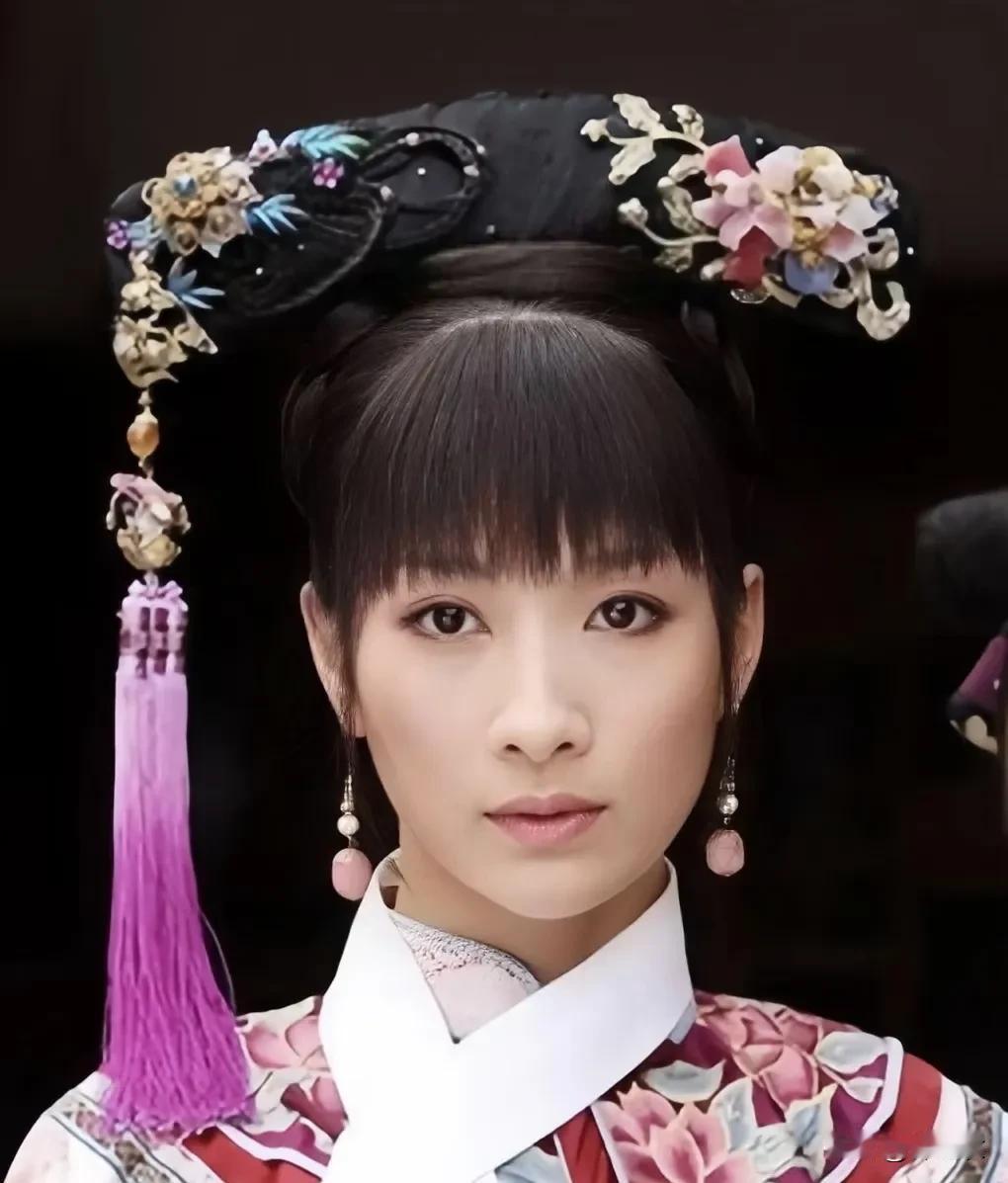 其实安陵容对眉庄乃至皇后也都有过感情，她给眉庄的孩子做肚兜时候的期盼和对皇后同病