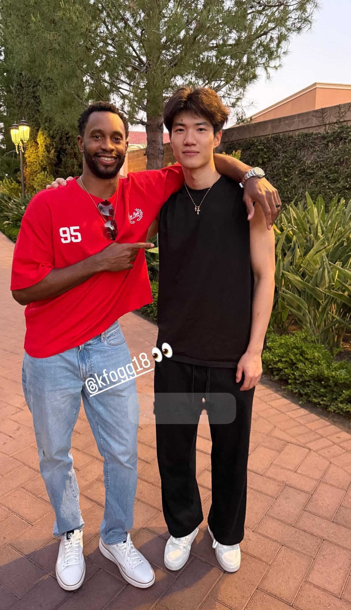 弗格在家门口见到了自己的上海队小兄弟偰李永炜上海久事大鲨鱼