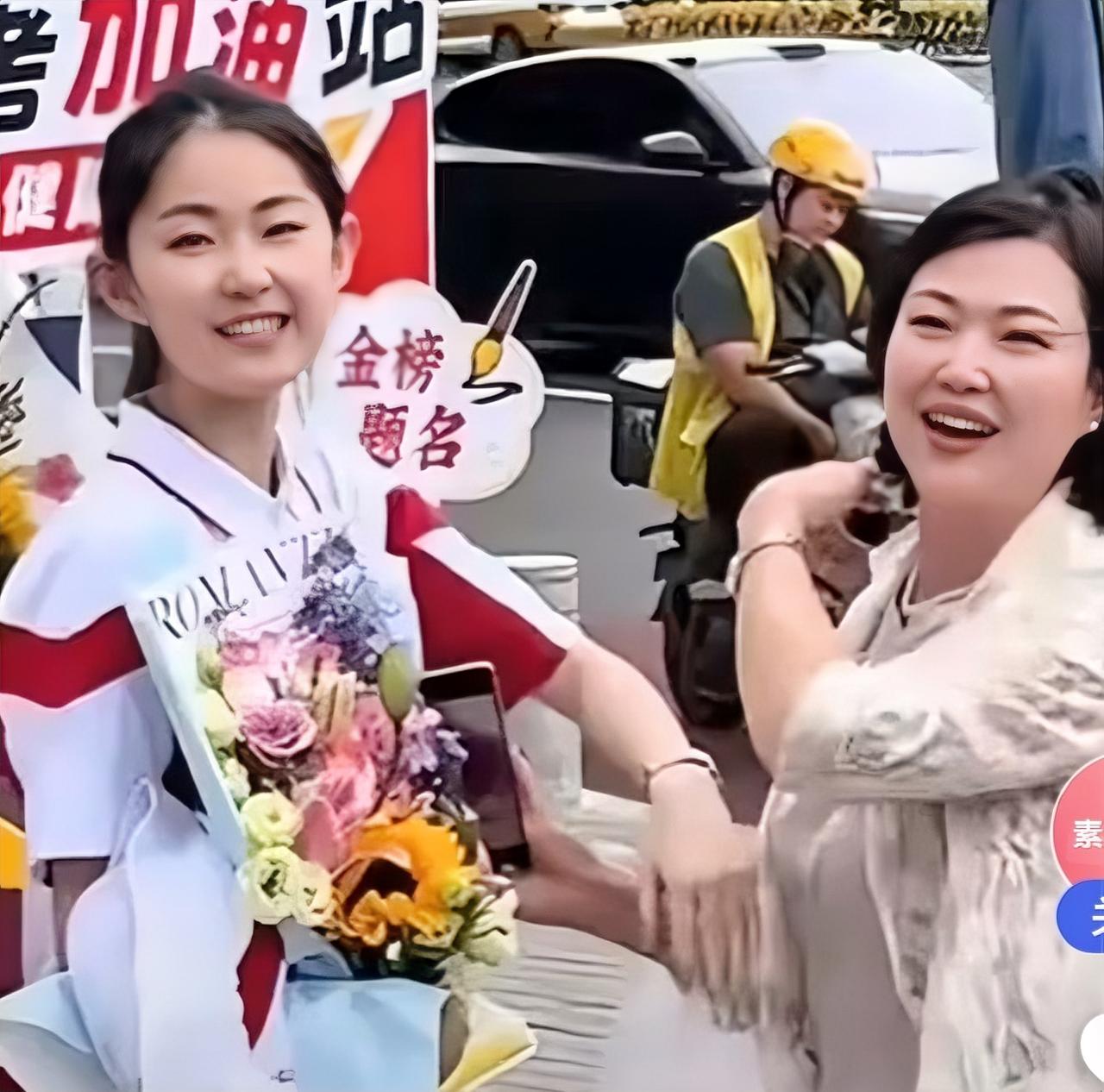 人大附中这位接受采访的女生十分优秀，一旁的妈妈气质温婉、神态从容，看着就很有福气