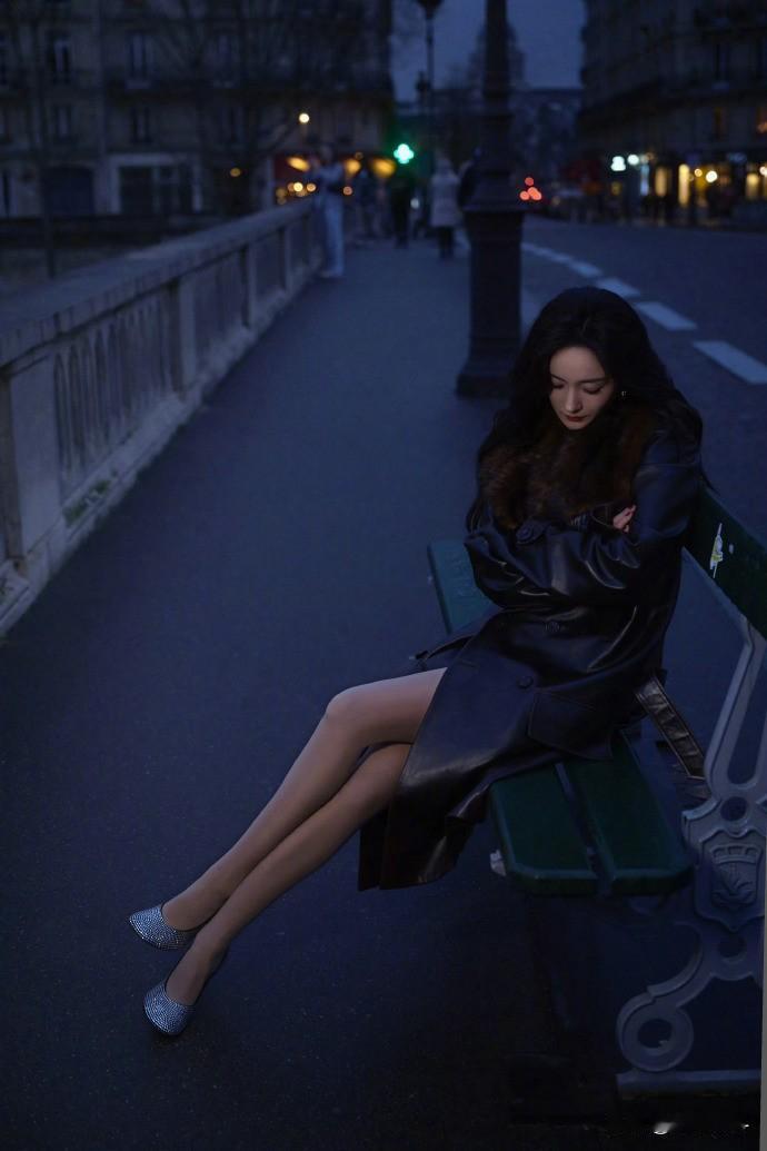 杨幂这组夜巴黎风格的街头椅子写真确实不错！周边环境的氛围被她狠狠拿捏。照片里，杨