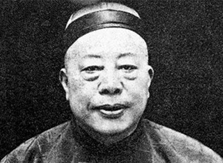 1918年，52岁的上海滩黑帮大佬黄金荣看上了18岁的戏子露兰春。黄金荣是一个妻