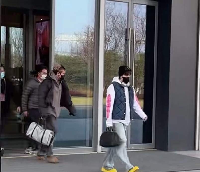 意料之中，头哥来到了南京乒超，看上去精神十足还不错，帅气满满的大步流星，球迷粉丝