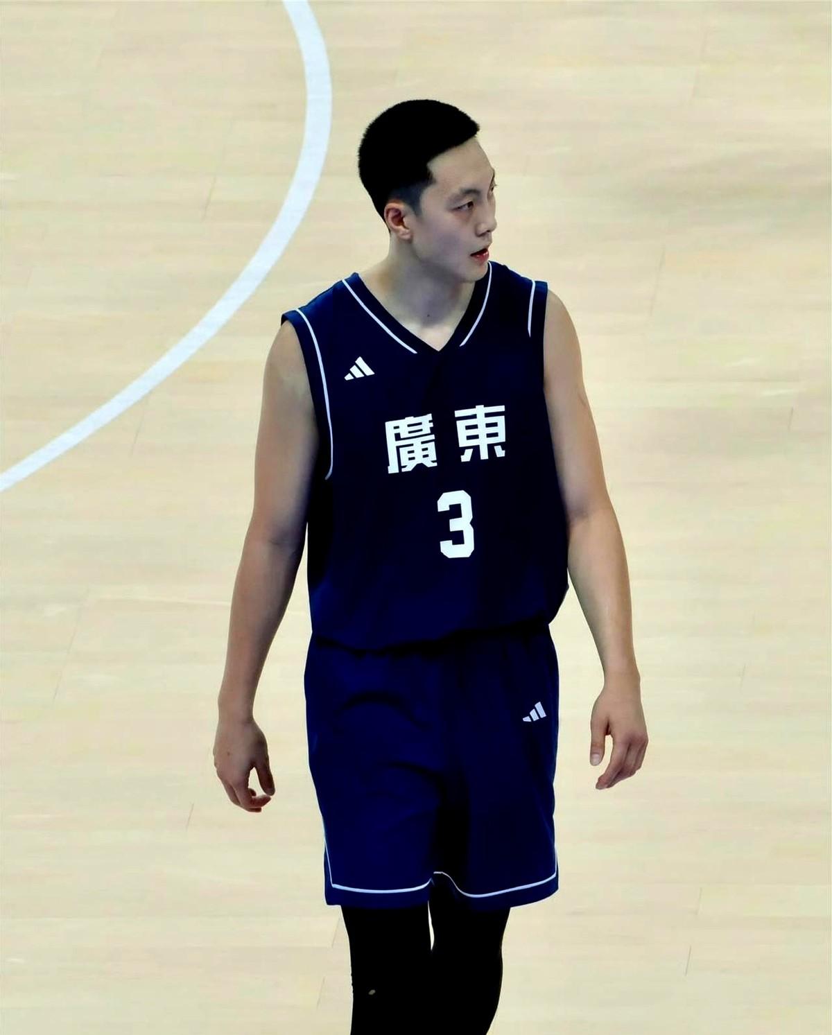 一场篮球比赛，广东男篮以101-65狂胜浙江，轻松夺冠。

你会不会奇怪，一个强