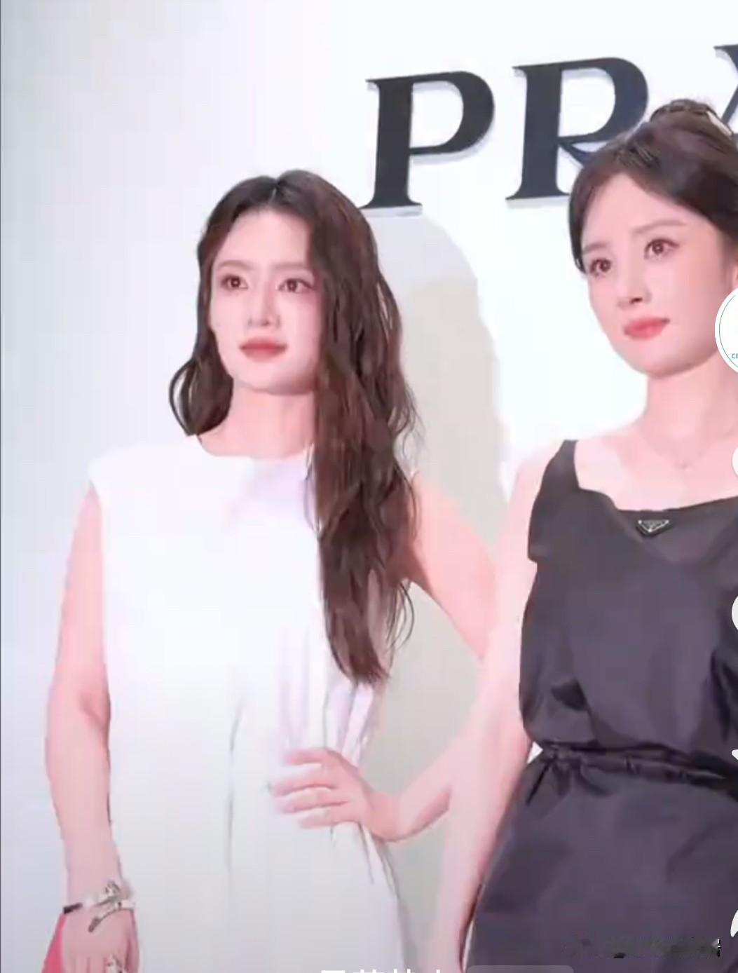 杨幂终究是老了，平常自己出来活动精致得像个洋娃娃，但你看跟李沁在一起那种“老人”