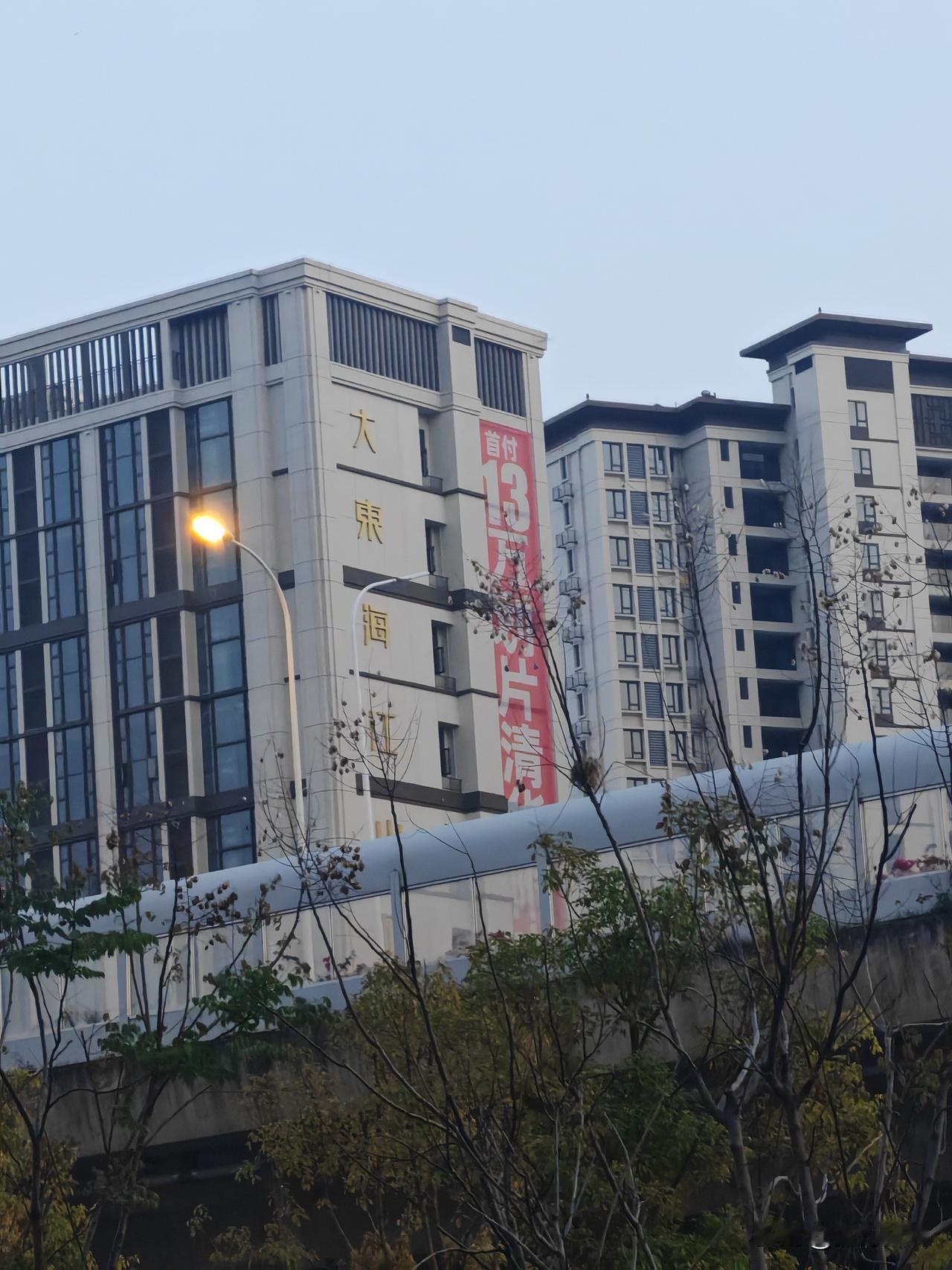 福州三江口这边不是之前说了房子没有进清华附中么，为啥这些商品房还拿这个做噱头，这