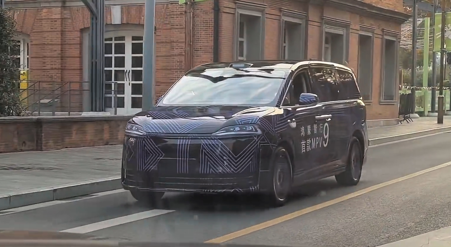 作为鸿蒙智行的老车主，对即将到来的智界V9，我的期待非常具体。最核心的一点，是希