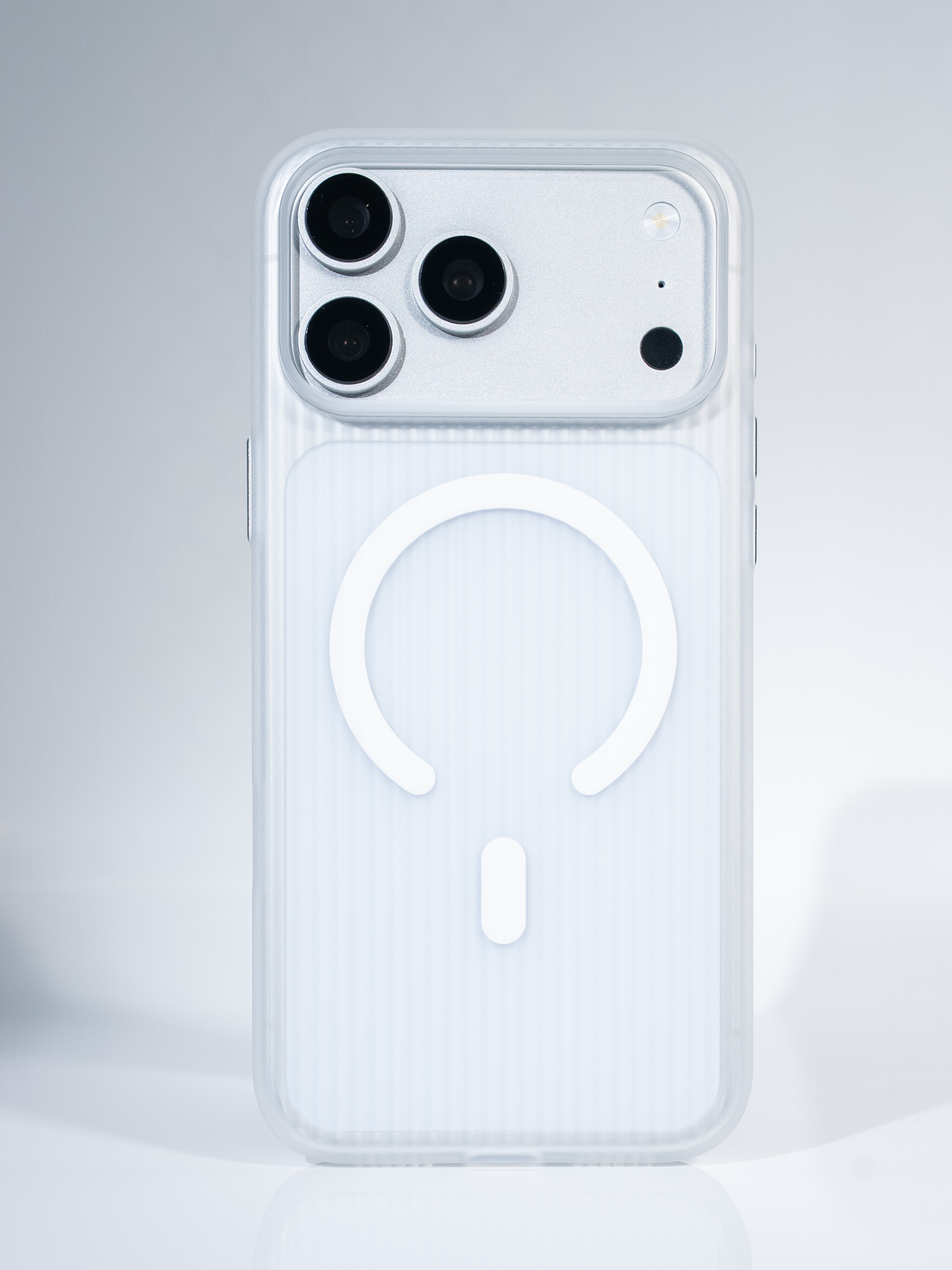 两款「光栅」磁吸版-雾凇白❄️已正式上架分别是：小米17 Pro和iPhone 