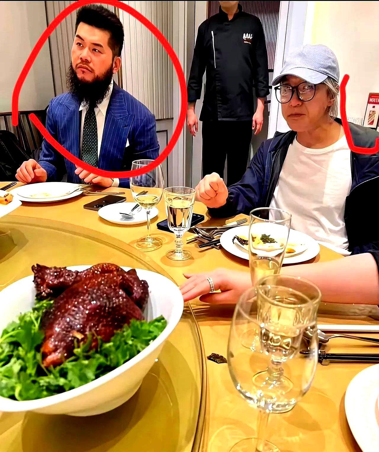 星爷吃面，全网集体卡壳：旁边这位哥，脸熟却喊不出名。
 
港片黄金年代，他八成是