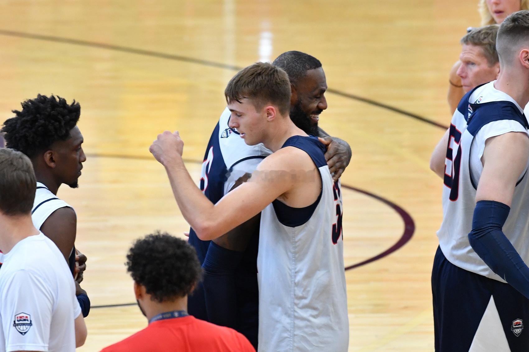 切特：弗拉格在陪练队的表现让人印象深刻 他技能包的武器很丰富近日，切特-霍姆格伦