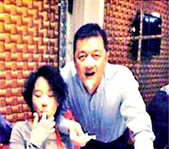 李亚鹏直播时，窦靖童突然闯入镜头喊“爸”——这声爸，比血缘更烫。
8岁起，他就是