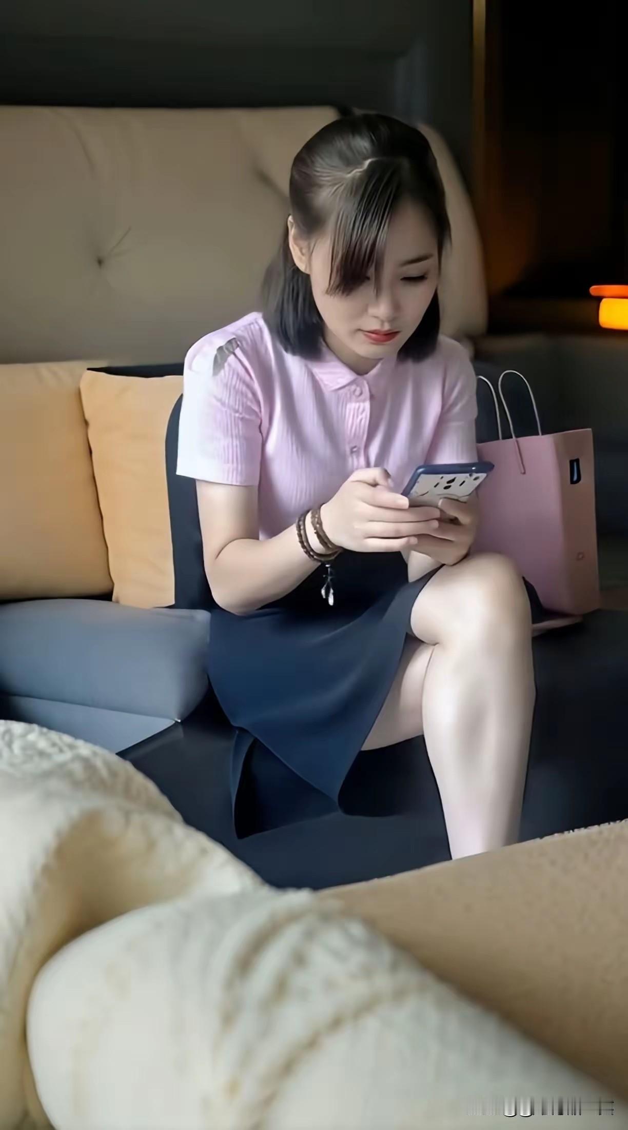 美女发朋友圈说：“6年的特种兵男友陪我逛街，结果被我把他累趴了，回到家里动都不想