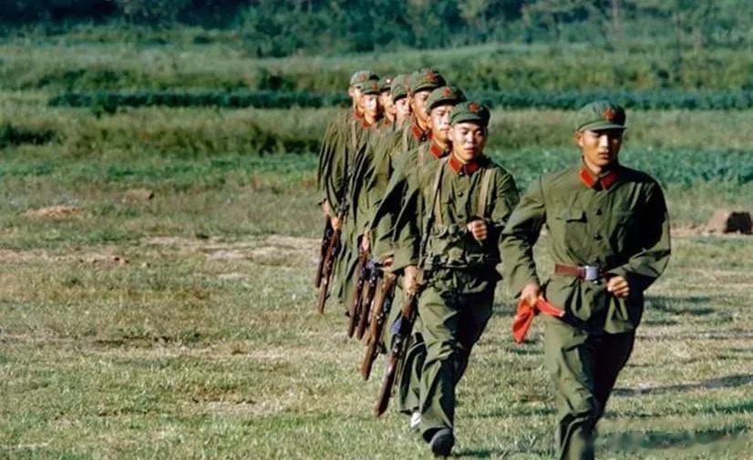 1984年，越战一等功臣杜海山，被妻子告上了法庭请求离婚。当法官询问杜海山时，他