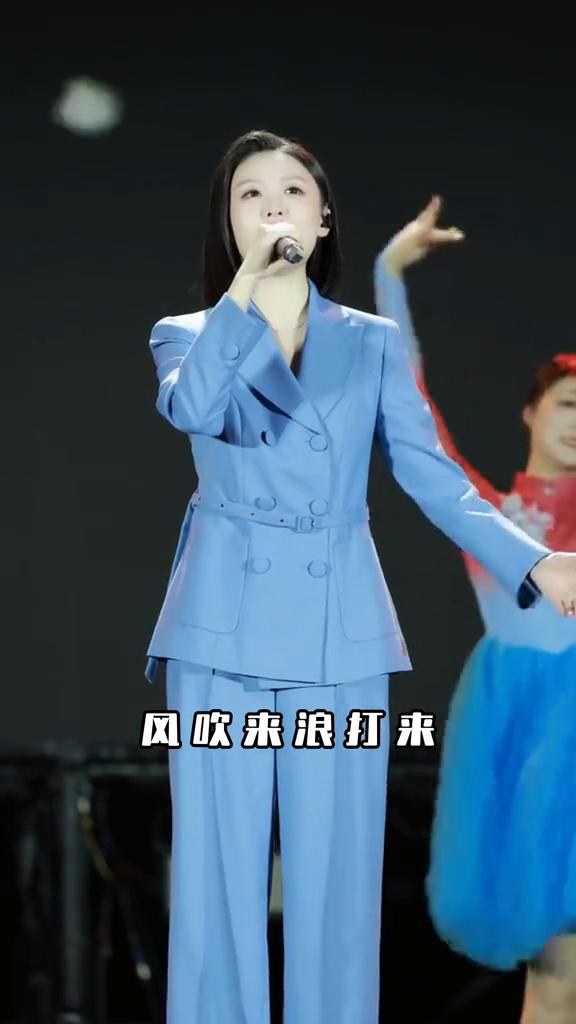云来遮雾来盖，云里雾里放光彩。风吹来浪打来，风吹浪打花常开。哎！
