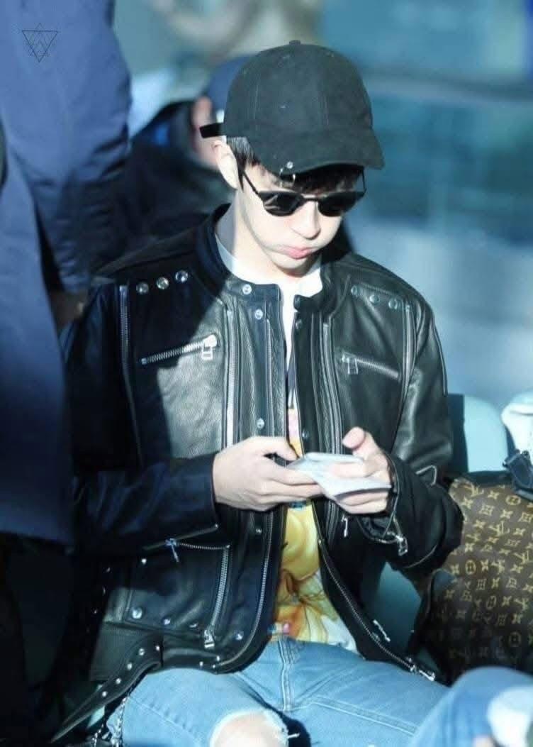 半夜辗转难眠，忽然想起🐟他直播时，肚子咕噜噜叫了两次，他只能不停喝水来缓解饥饿