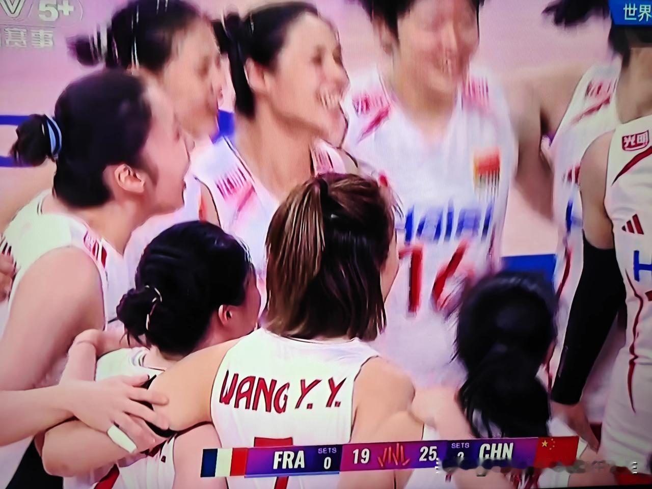 世界女排联赛土耳其站，中国女排3比0轻松战胜法国女排，为广大球迷奉献了一场配合流