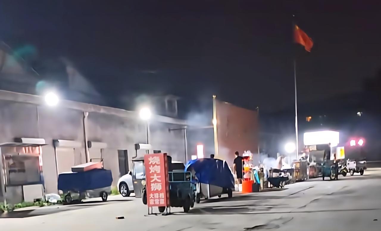 邹平东关新夜市开张，烟火气这不又回来了！

昨晚我专门跑东关村委这边瞅了瞅，夜市