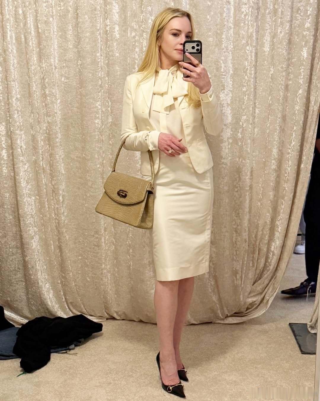 Lindsay Lohan林赛罗韩前几天出席Gucci大秀的战袍试装，最后选定了