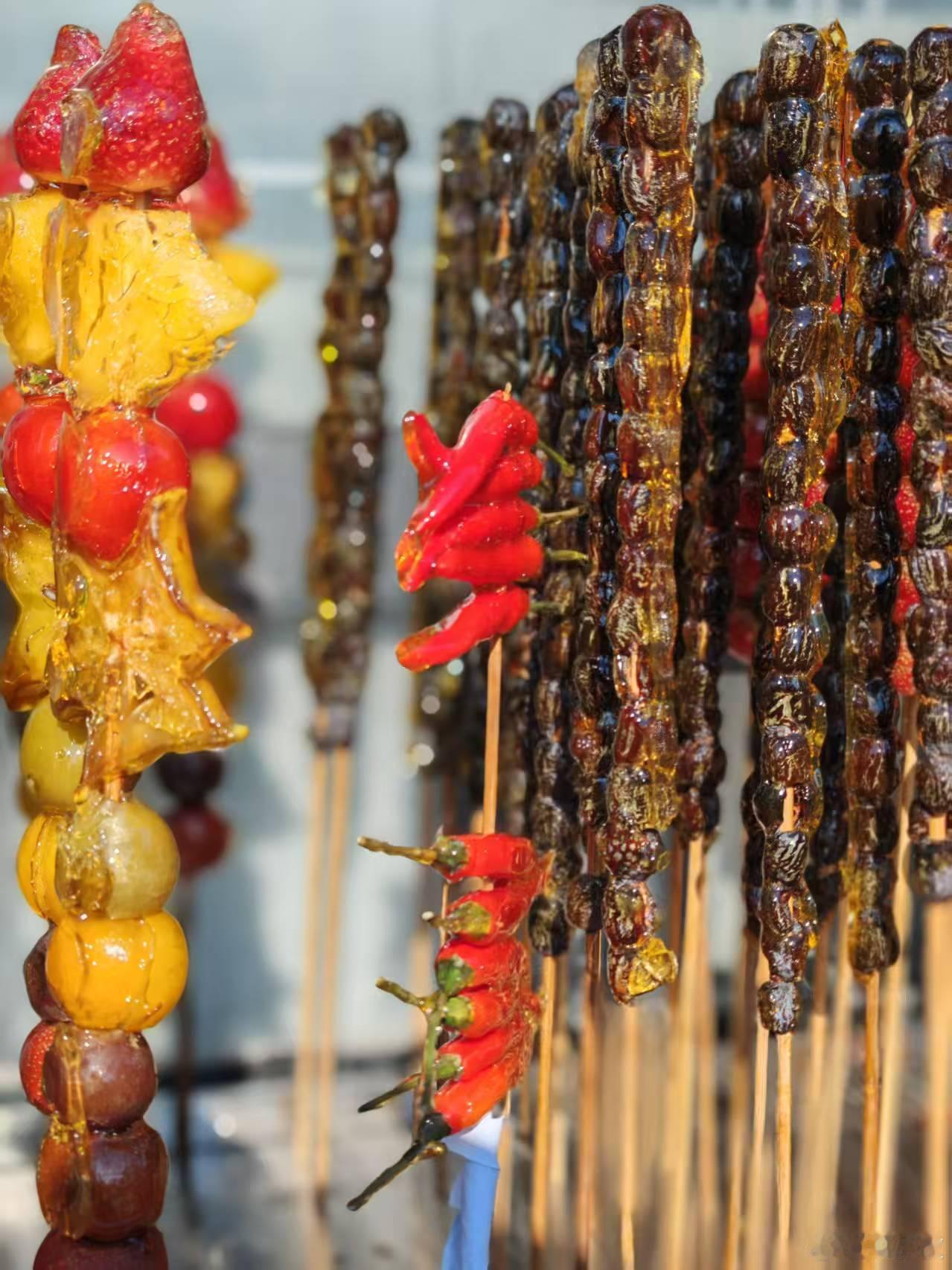 送上一串东北的辣椒糖葫芦，祝大家新的一年里，日子红红火火，一家人团团圆圆，马年万