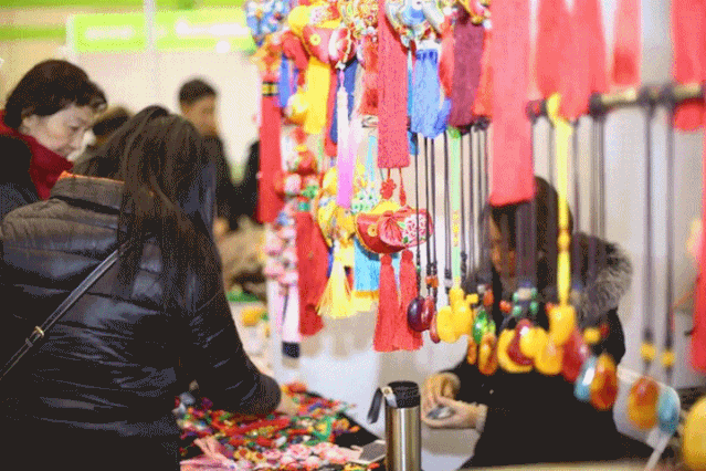 今年你准备花多少钱买年货2026马年年货界的代沟太真实了！长辈备年主打传统丰盛，