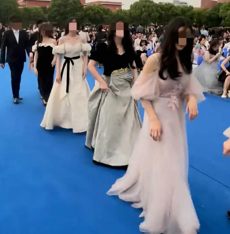 成人礼上，两个妈妈两种做法：一个让女儿穿得像“下乡”，一个烫坏礼服凌晨满街找店…