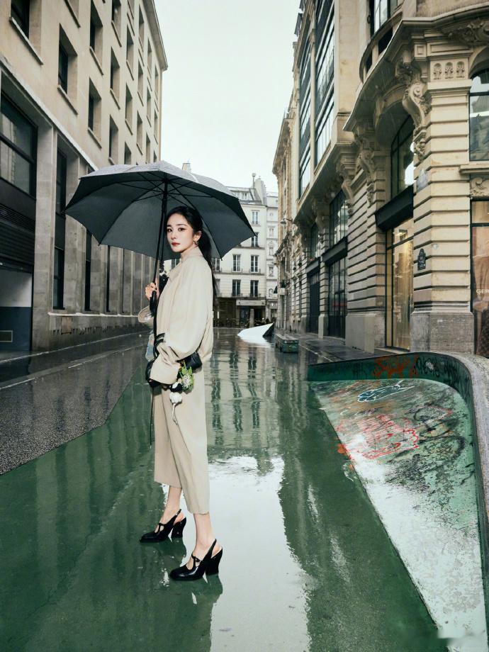 ​#杨幂雨天大片##杨幂雨中撑伞神图#雨中的古老建筑别有一番意境，雨的气息四溢，