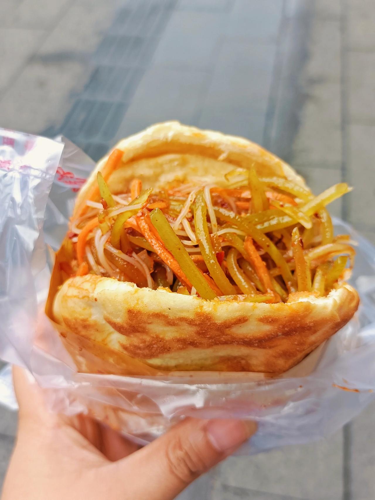 来成都必打卡的文殊院排队王美食

店名：严太婆锅魁
地址：青羊区通顺桥路69号附