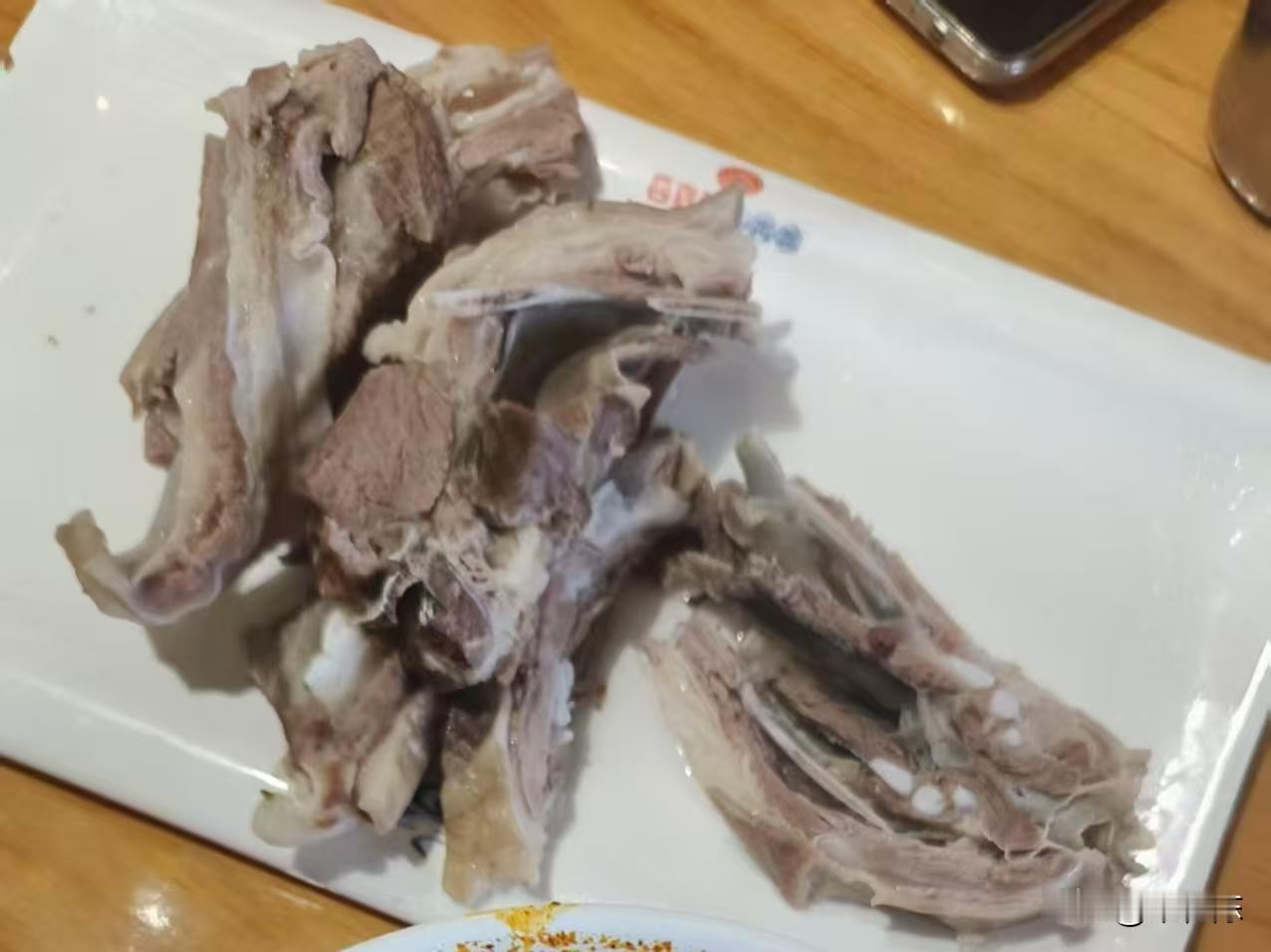 老公是地地道道的西北人，他吃饭有一个习惯，我一直不理解。

吃肉的时候总要喝52