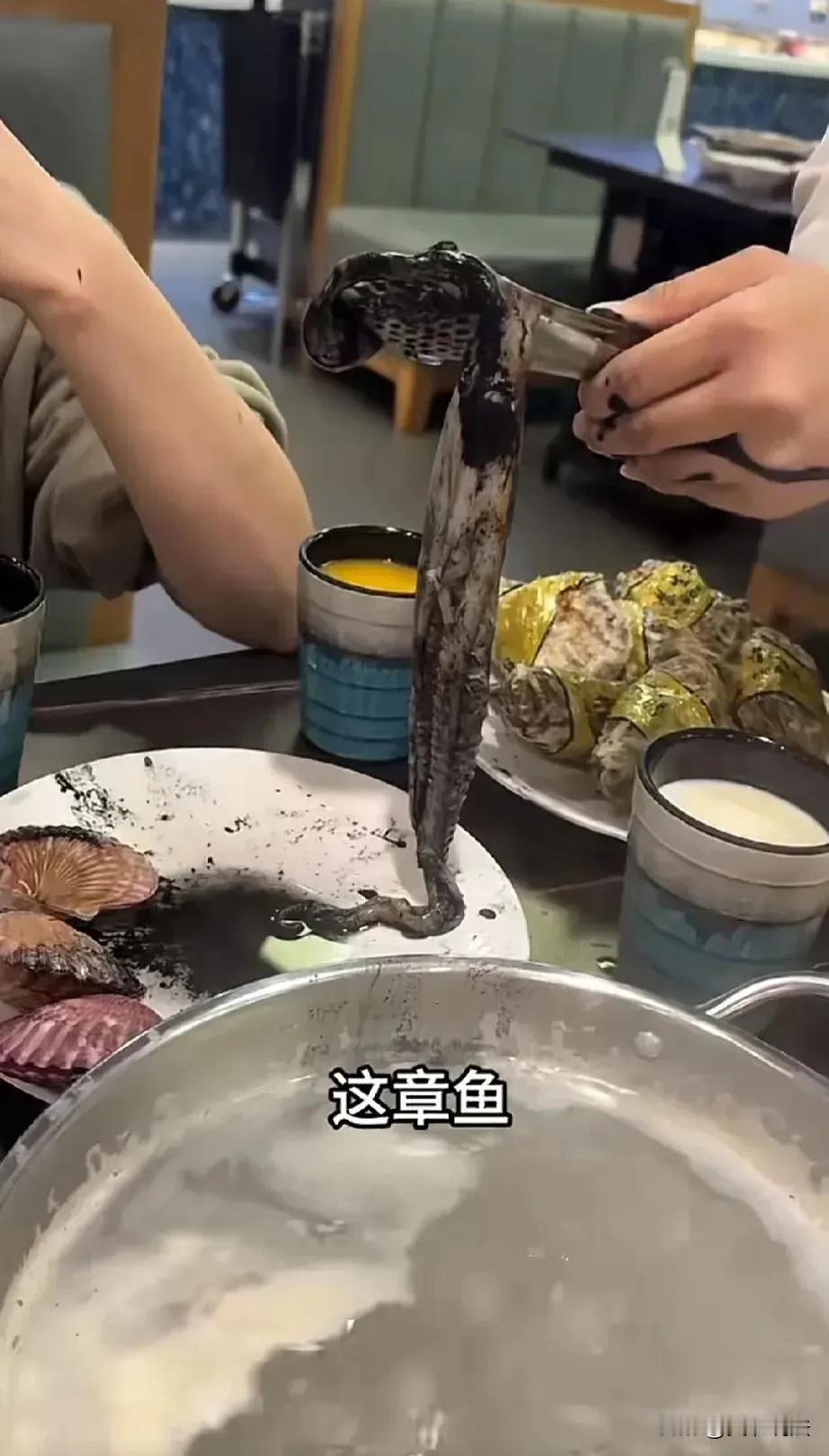 一名女子在一家餐馆享用火锅，她打算尝试涮章鱼。然而，当章鱼被放入滚烫的锅中时，它