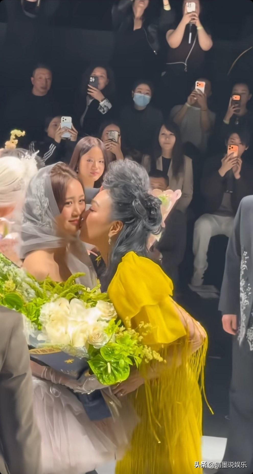 钟丽缇两个漂亮女儿这两天大出风头，
但这一刻考拉和Jaden在妈妈这所受的待遇，