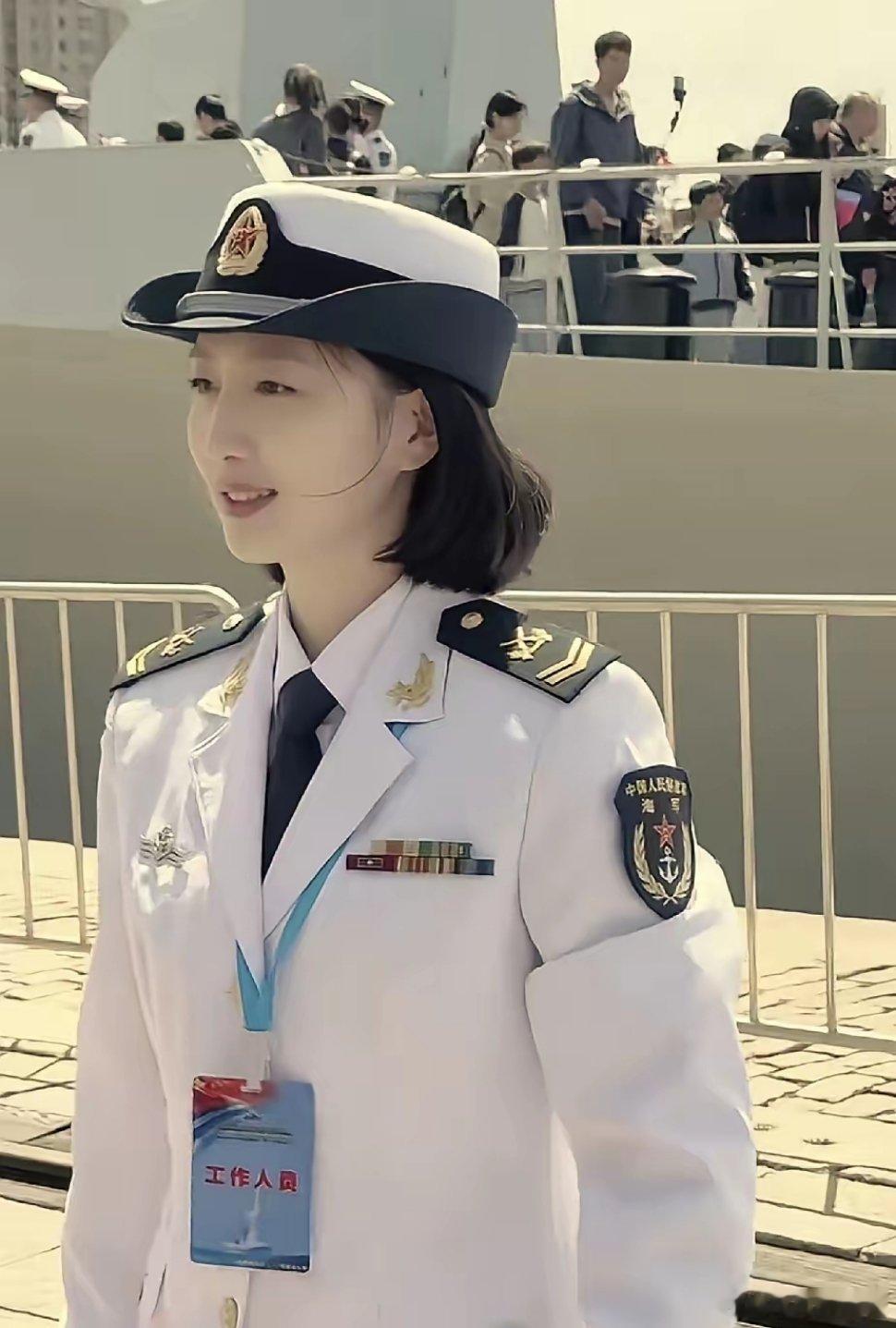 人怎么可以这么火！去年在“芜湖舰”上火出圈的海军小姐姐王茂茂，今年舰艇开放日她又