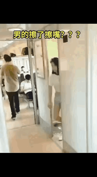 很多人疑惑，行驶中的动车组列车的卫生间，出来一位男士用纸巾擦了擦脸部，后边紧跟着