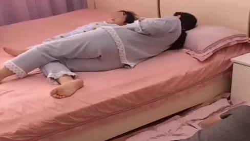 我女儿非要留长头发，我看着心里别扭死了，终于趁着她睡觉给她头发剪了，心里舒服多了