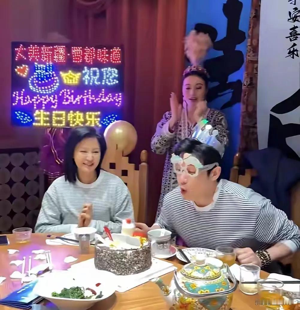 陆毅迎来50岁生日，温馨场景中却藏着两个女儿的泪光。当烛光摇曳，映照出爸爸不再年