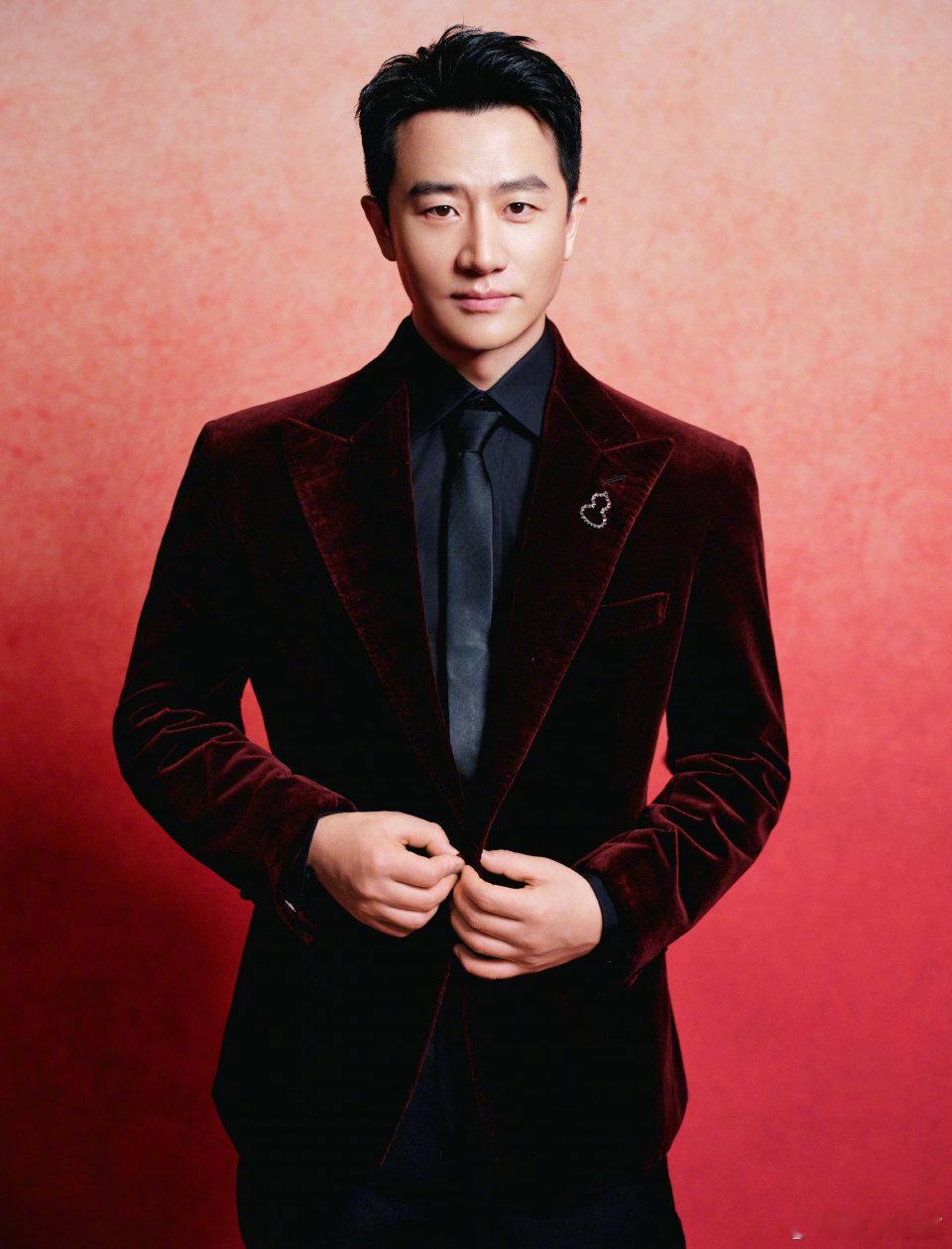 黄轩 今天是酒红色 春晚造型绝了！这身酒红色复古丝绒西服套装，矜贵中透着高级感，