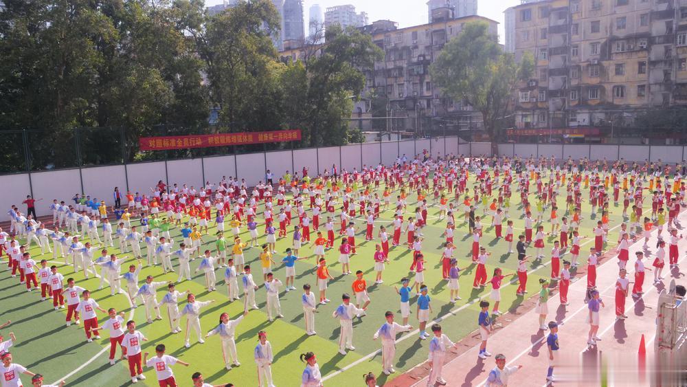 【三位冠军助阵铁一小学体育节，探索体育特色育人新路径】11月24日上午，广州市越