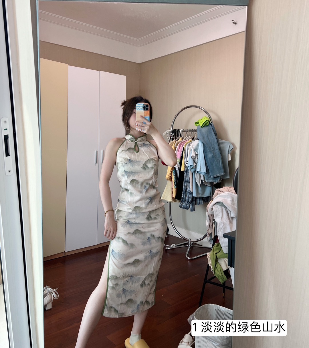 家人们家人们！快来帮我选选衣服！！[可怜][可怜][可怜]明天有场主题直播（要穿