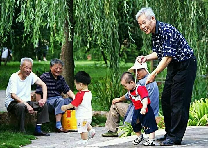老人带娃是天经地义的吗？这个话题有点扎心，中国的老人之所以这么做，只是习惯罢了。