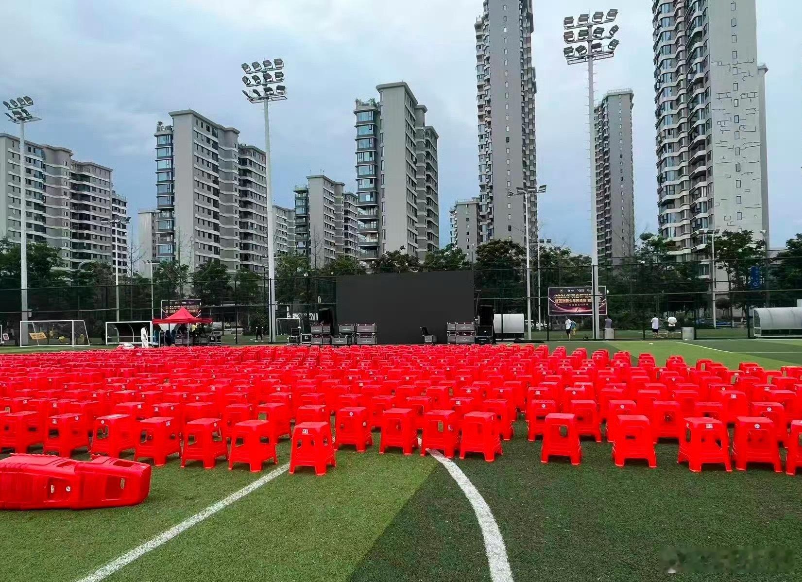 成都蓉城与重庆铜梁龙比赛的第二现场已准备就绪，就在紧挨着的凤凰山体育公园，能够听