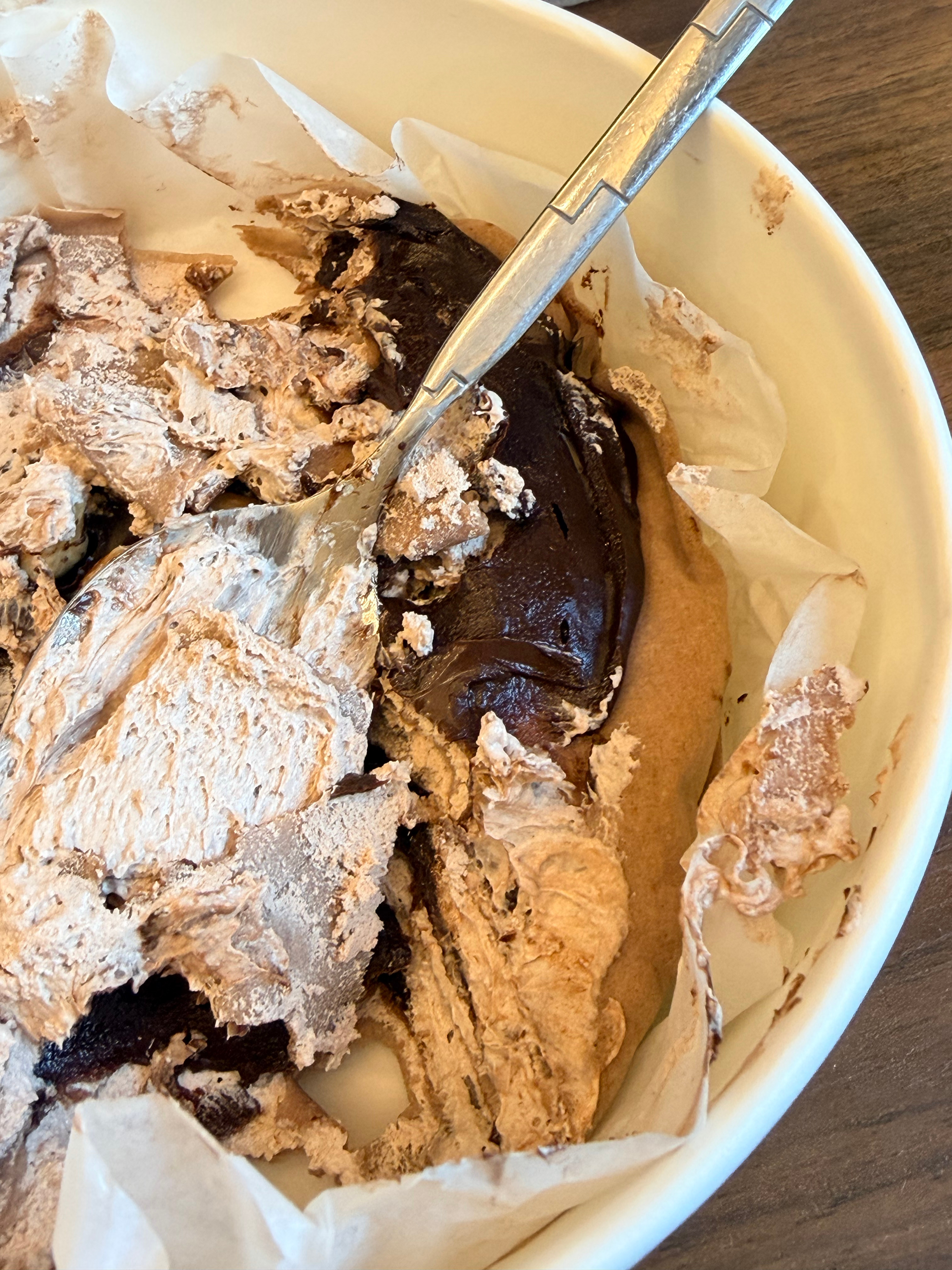 看网上他们吃这个千层蛋糕很好吃的感觉忍不住买了 但是好甜啊好腻 看来我真的吃不惯