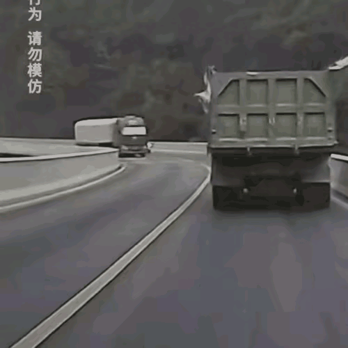 三人都惊出一身冷汗