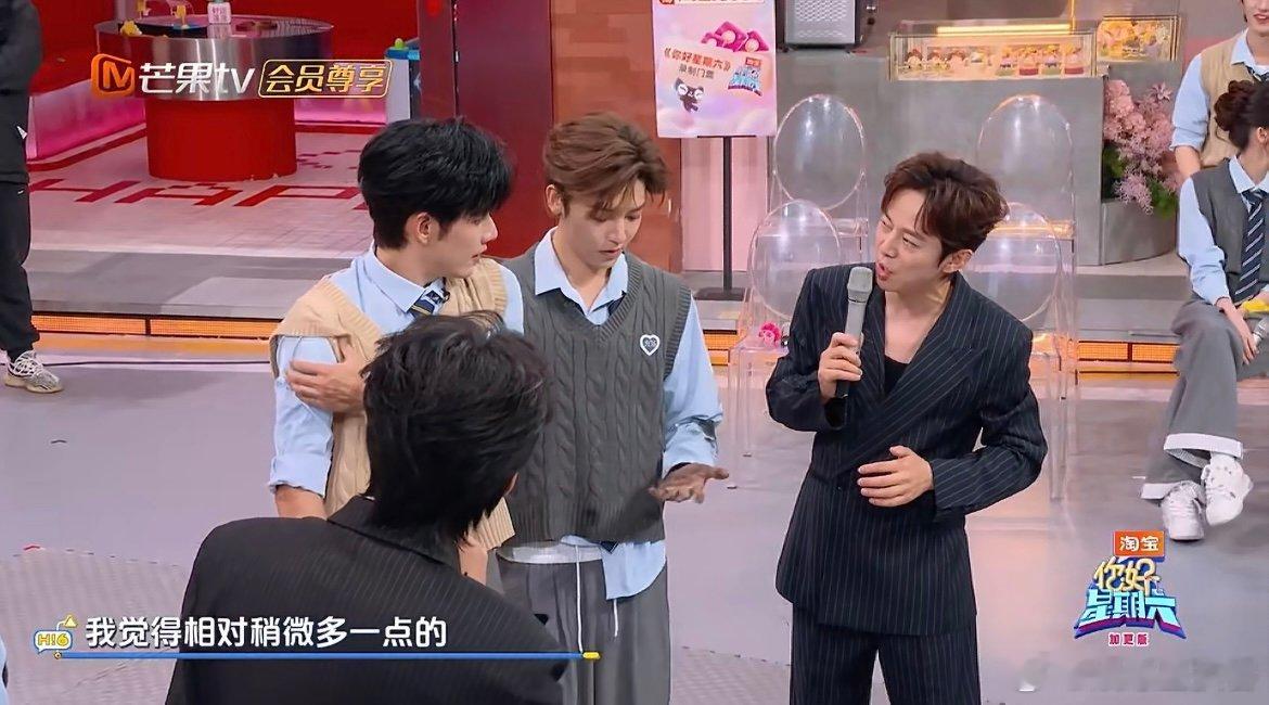 侯明昊靠核心力量碾压比赛 盲盒角斗场名场面来袭！侯明昊被队友抱腿悬空，不靠双手支