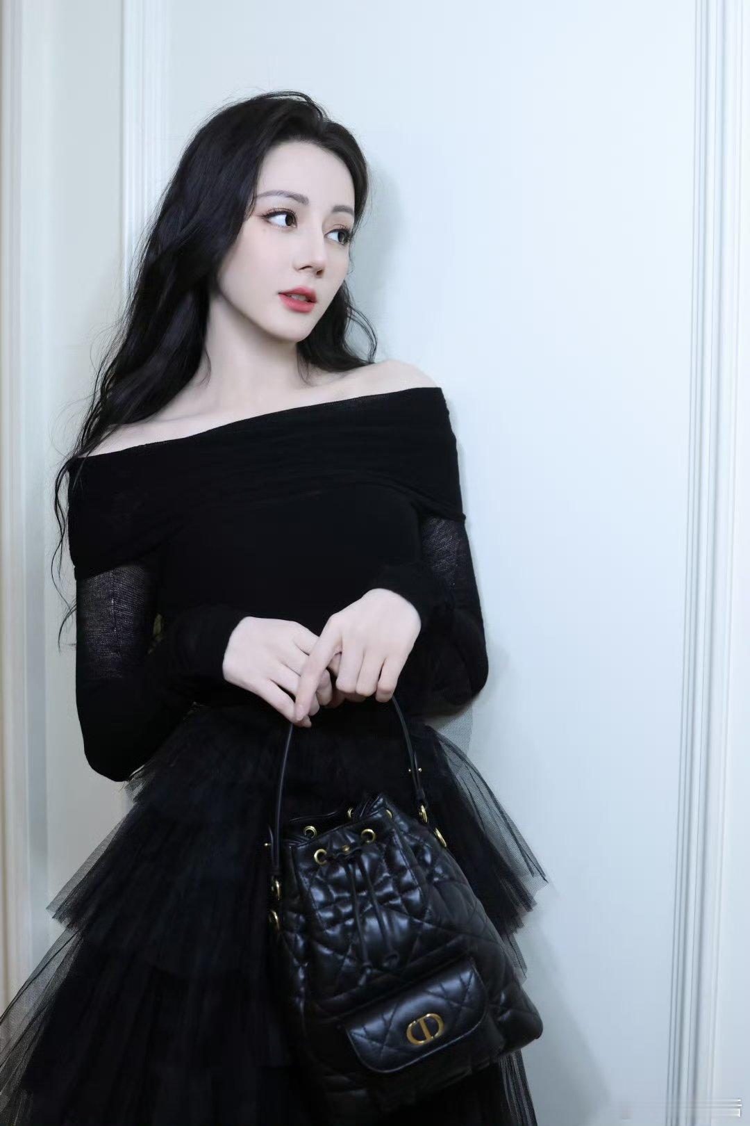 迪丽热巴优雅黑天鹅look迪丽热巴一字肩黑纱裙 ​迪丽热巴优雅黑天鹅look好美