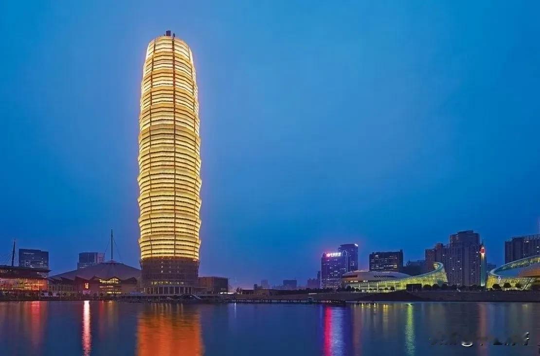《七律·跨境远征》
即刻出海战旗扬，跨境云帆万里长。
链锁千山通九域，屏开四海破